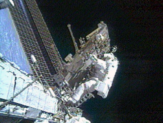 STS-118: поврежденная перчатка привела к досрочному прекращению 3-го выхода в открытый космос