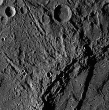 Messenger прередал на Землю снимки скрытой стороны Меркурия