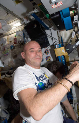 Космический турист и профессиональные космонавты готовятся к посадке