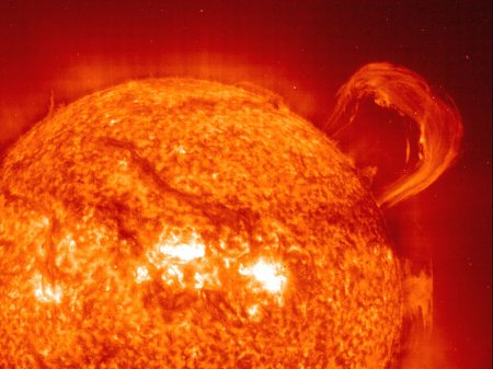 Мощный выброс плазмы на Солнце