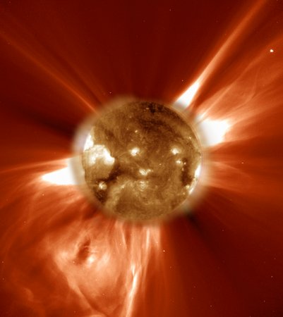 Мощные бури на Солнце могут «сдувать» с Луны большие количества материи