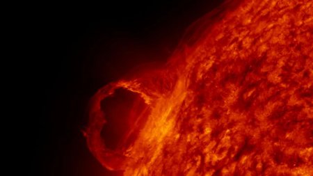 Мощные бури на Солнце могут «сдувать» с Луны большие количества материи