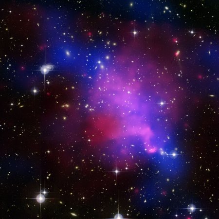 Столкновение скоплений галактик создало ядро из темной материи